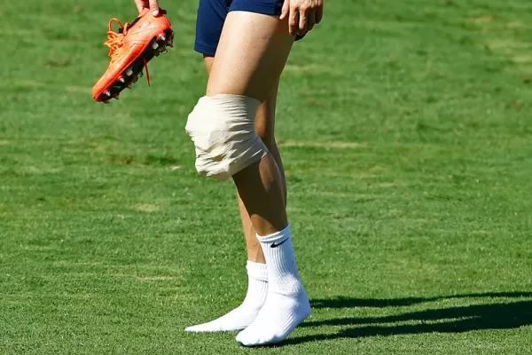 Cristiano terminó la práctica con hielo en la rodilla