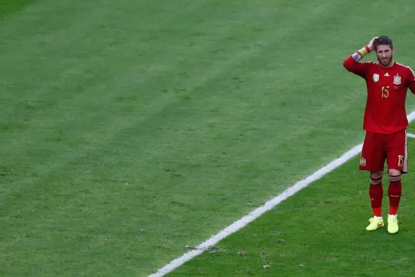 Mirá el planchazo de Sergio Ramos a Eduardo Vargas