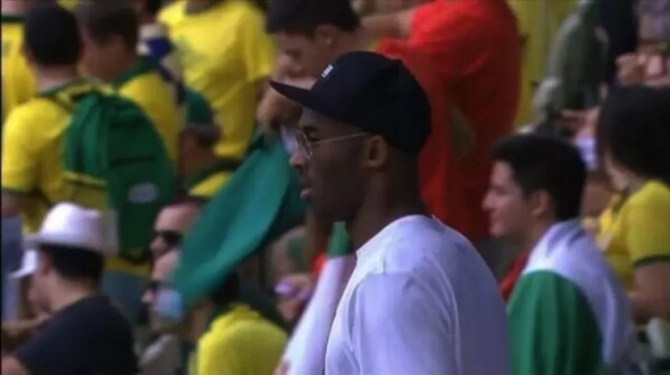 FANÁTICO. Kobe presenció el empate de Brasil contra México. FOTO TOMADA DE DIARIOCAMBIO.COM.MX