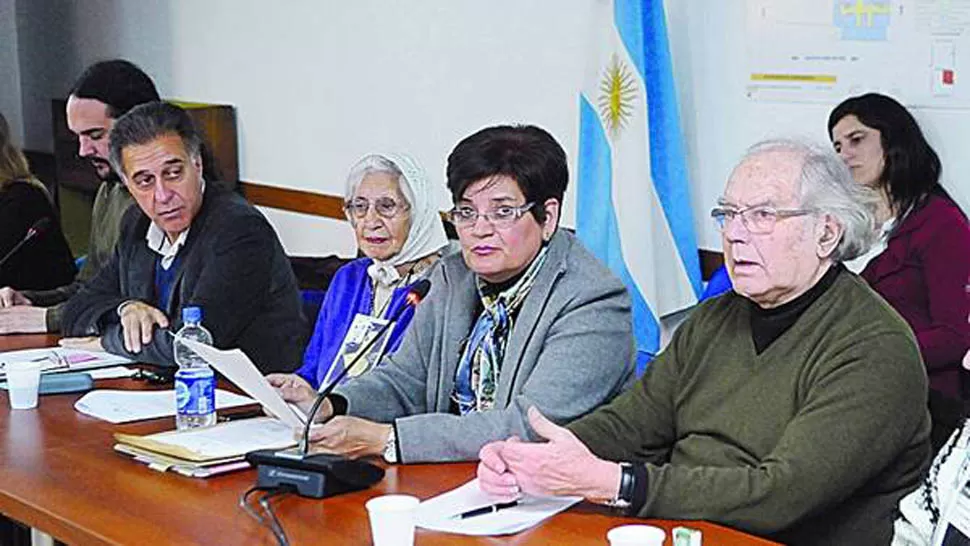 ACTO. Pérez Esquivel, la madre de Ledo y Néstor Pitrola, en la audiencia pública que se realizó ayer en La Rioja. FOTO TOMADA DE CLARIN.COM
