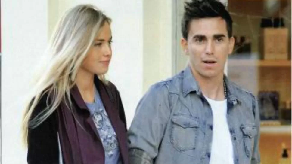 JUNTOS. Pablo y Valeria, por Palermo. IMAGEN DE REVISTA CARAS