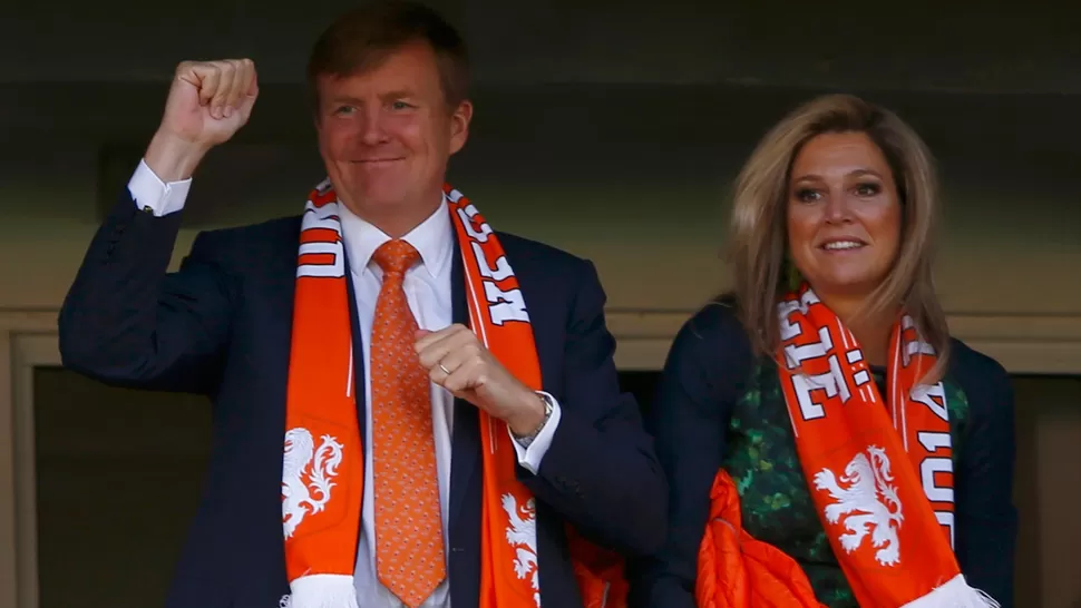 EMOCIONADOS. Los reyes Guillermo y Máxima siguieron atentos el partido de Holanda. REUTERS