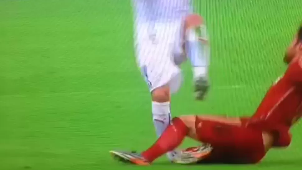 DURÍSIMO. Xabi Alonso se ganó la tarjeta amarilla por la dura infracción. CAPTURA DE VIDEO