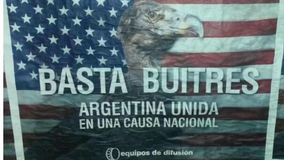 RECHAZO. La Ciudad de Buenos Aires amaneció empapelada con carteles contra los fondos buitre. FOTO TOMADA DE INFONEWS.COM