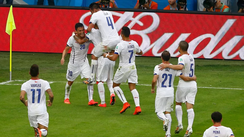 LOCURA. Todo Chile celebra el gol de Aránguiz, que pone a la Roja en octavos de final.  REUTERS