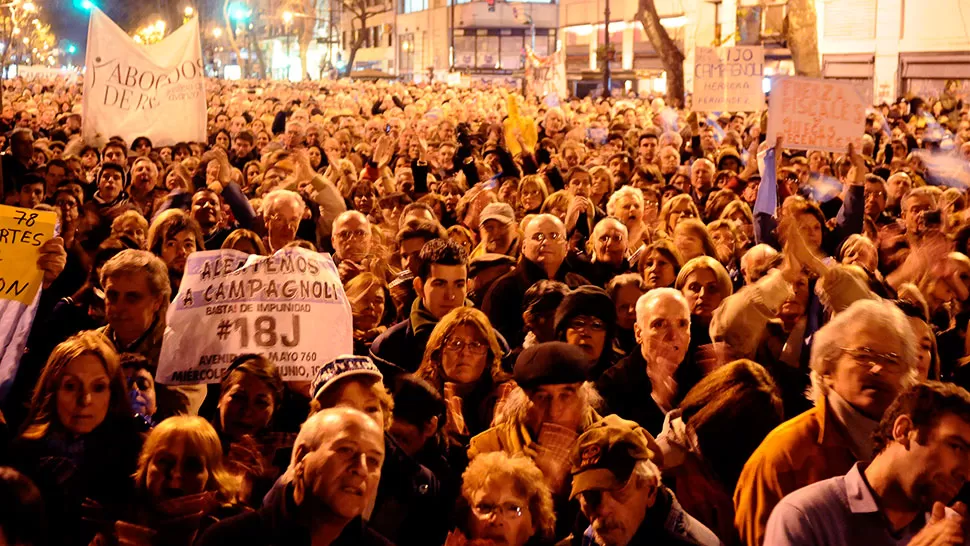 RESPALDO. Los manifestantes no se achicaron por el frío y apoyaron al funcionario. DYN