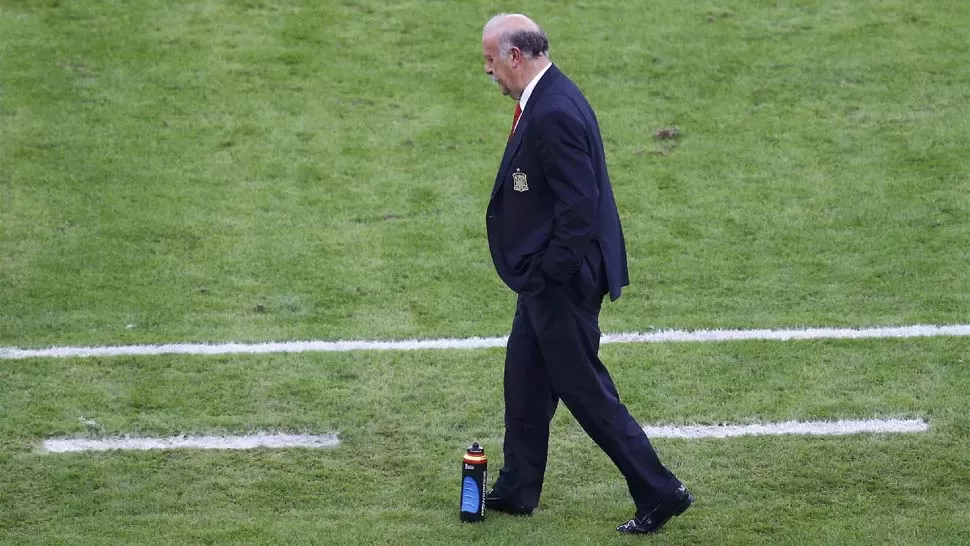 ABATIDO. El equipo demostró carácter, pero no hemos estado afortunados de cara al gol. Ahí estuvo la diferencia. Todos pusieron esfuerzo, pero estuvimos por debajo de nuestros dos rivales, afirmó Del Bosque tras perder 2-0 con Chile y quedar eliminado del Mundial. REUTERS