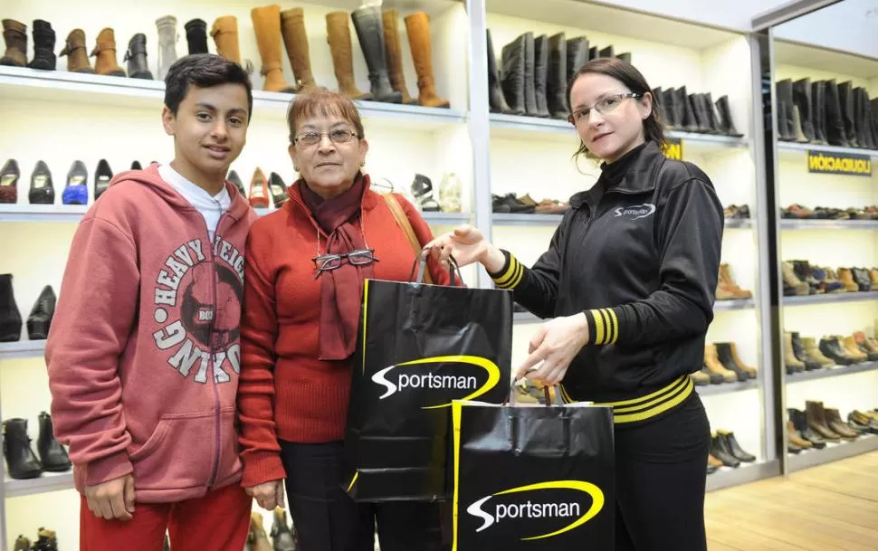 PREMIO EN MANO. Olga posa con su nieto Tomás en Sportsman. la gaceta / foto de hector peralta