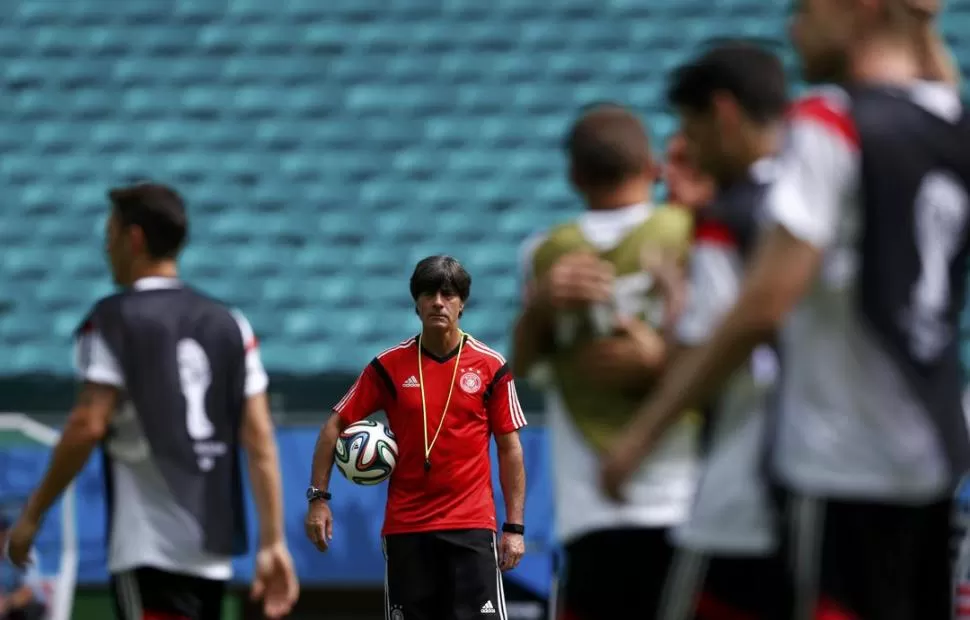 MÉRITO TÁCTICO. Joachim Löw despejó las dudas sobre su esquema “conservador” y fue elogiado por la prensa alemana. reuters