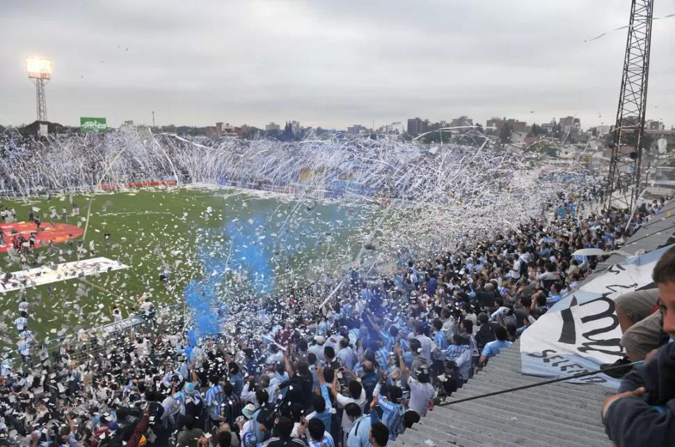 A COPARLO. Los hinchas tratarán de ayudar al equipo a lograr el ascenso. Para eso deberá terminar entre los cinco primeros. 