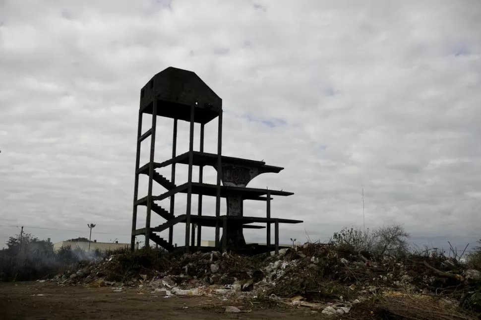 DASAGRADABLE VECINO. Estos casi 1.000 metros cuadrados de lomadas de basura están a pocos metros de la Casa municipal del Bicentenario.  la gaceta / foto de jorge olmos sgrosso 