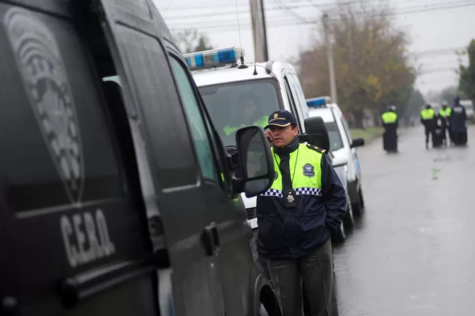 GRAN DESPLIEGUE. El allanamiento se realizó en una zona que no puede identificarse por motivos legales. la gaceta / foto de diego aráoz