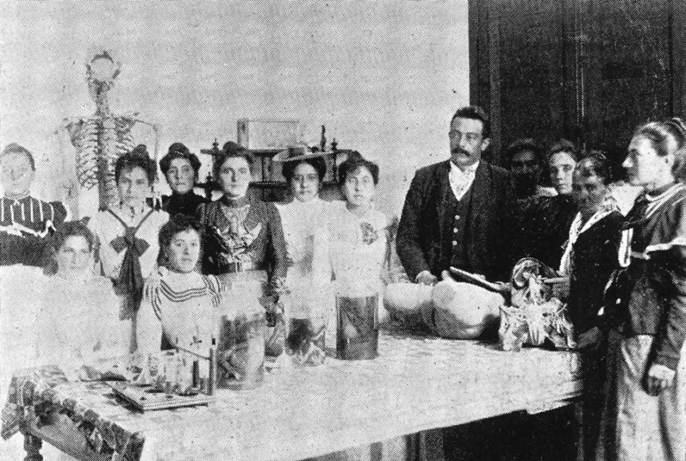 DOCTOR CARLOS VERA. En una foto de 1901, aparece junto a sus alumnas, en la Escuela de Obstetricia de la Municipalidad de Tucumán la gaceta / archivo