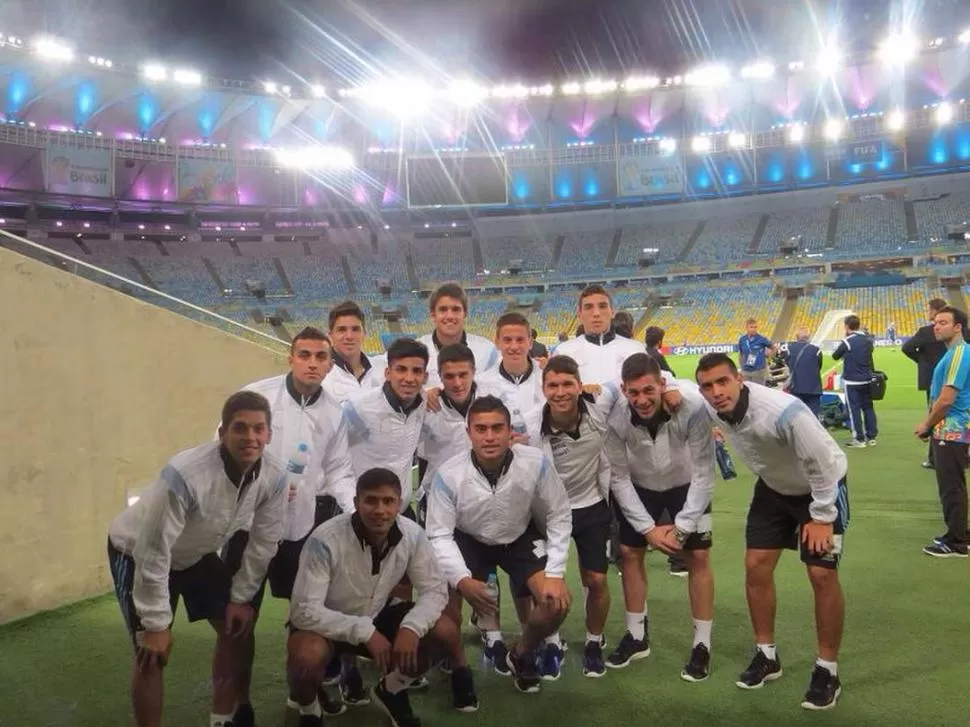 DE LUJO. Antes del partido con Bosnia, los chicos entraron al campo del Maracaná y se sacaron fotos.  mcdbcmvcdbsmdsan