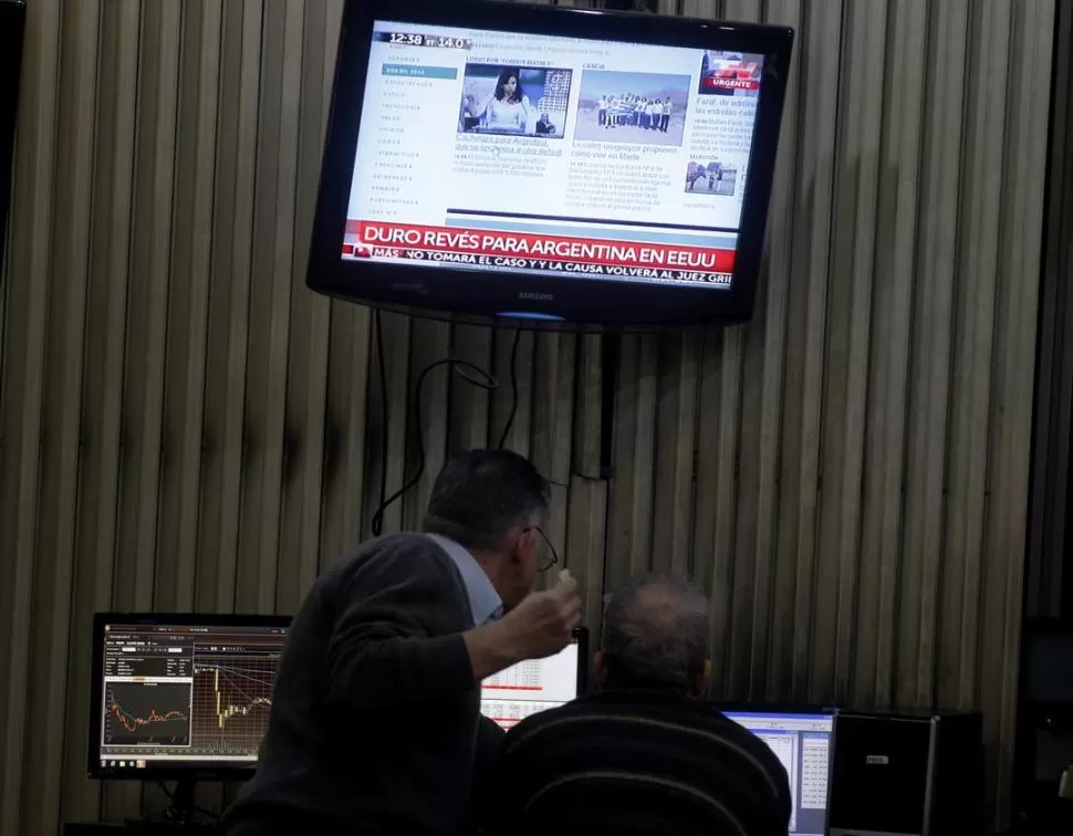 FEBRIL ACTIVIDAD. Los agentes de la Bolsa de Comercio porteña tuvieron ayer otra jornada con muchas órdenes de compra y venta de acciones y títulos. Reuters