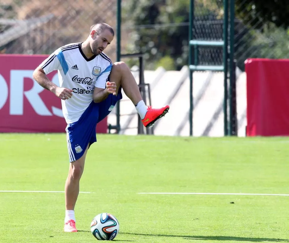 ELÁSTICO. Palacio elonga durante el entrenamiento de ayer en el predio de Cidade de Galo, en Belo Horizonte. dyn