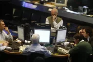 En mercados volátiles, suben el blue y la Bolsa