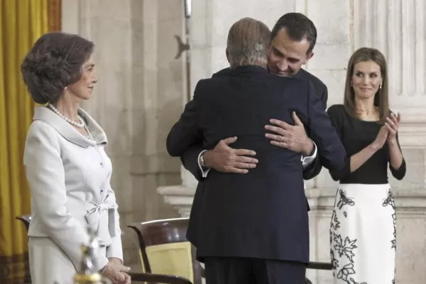 Felipe asume la corona tras abrazar al viejo rey