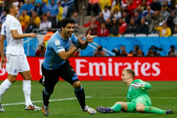 Suárez se vistió de héroe y le dio el triunfo a Uruguay frente a Inglaterra