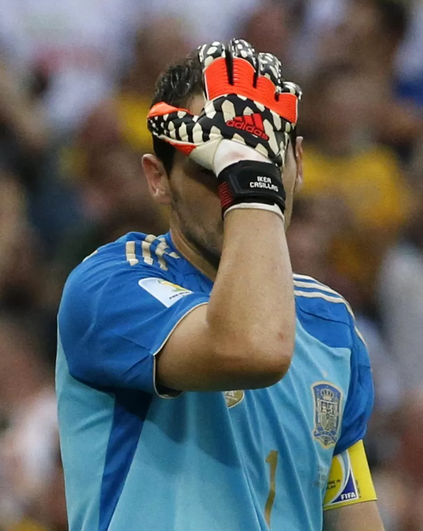 DESCONSOLADO. Casillas no puede ocultar su dolor por haber sido eliminado. REUTERS