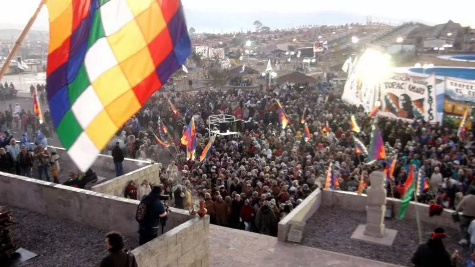 ¡JALLALLA! El grito que une los conceptos de esperanza, festejo y bienaventuranza volverá a sonar en el templo de Kalasasaya erigido en el barrio de la Tupac. FOTO ARCHIVO