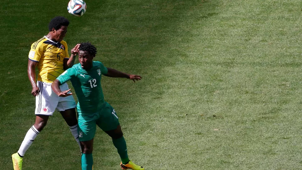 ASPERO. Carlos Sanchez, de Colombia, despeja un ataque de Costa de Marfil ante la presión del africano Wilfried Bony. REUTERS