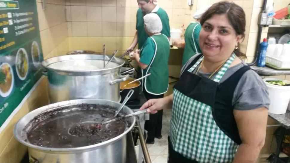 EXPERTA. Isabela cocina  feijoada. FOTO DE GUILLERMO MONTI, ENVIADO ESPECIAL