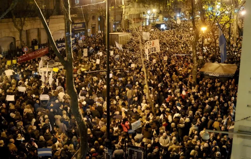 MASIVO AVAL. Los manifestantes se concentraron frente de la Procuración General de la Nación y exigieron el fin del juicio político contra el fiscal federal que investigó a Lázaro Báez. dyn