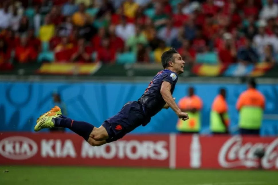 INOLVIDABLE. Van Persie y su 'palomita' ante España. FOTO TOMADA DE MELTY.ES