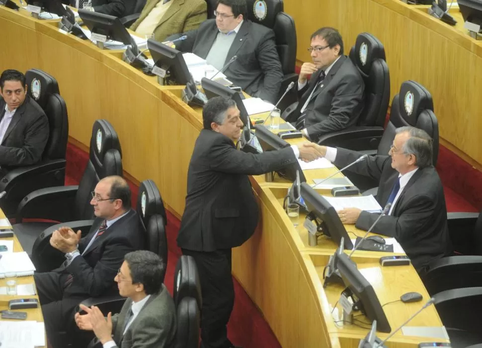 SALUDO IRÓNICO. Tras recibir la licencia, el alperovichista Assán saluda al opositor Páez, quien minutos antes había criticado la creación de la Sesmep. la gaceta / foto de antonio ferroni