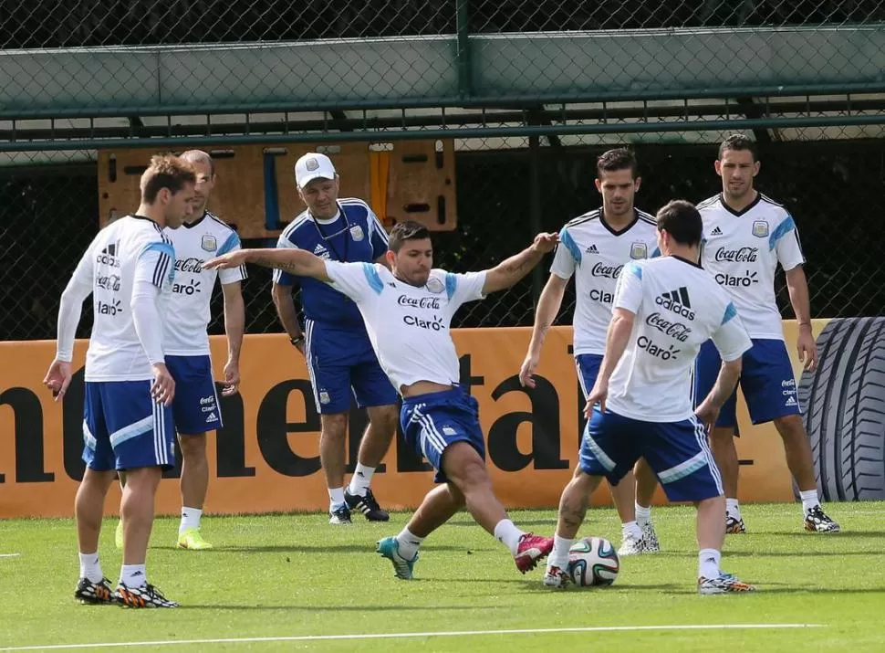 SIGUE TODO DE CERCA. Sabella observa los movimientos de Biglia, Zabaleta, Agüero, Messi, Gago y “Maxi” Rodríguez. “Pachorra” organizará hoy una práctica a puerta cerrada y mañana brindará una conferencia de prensa. 