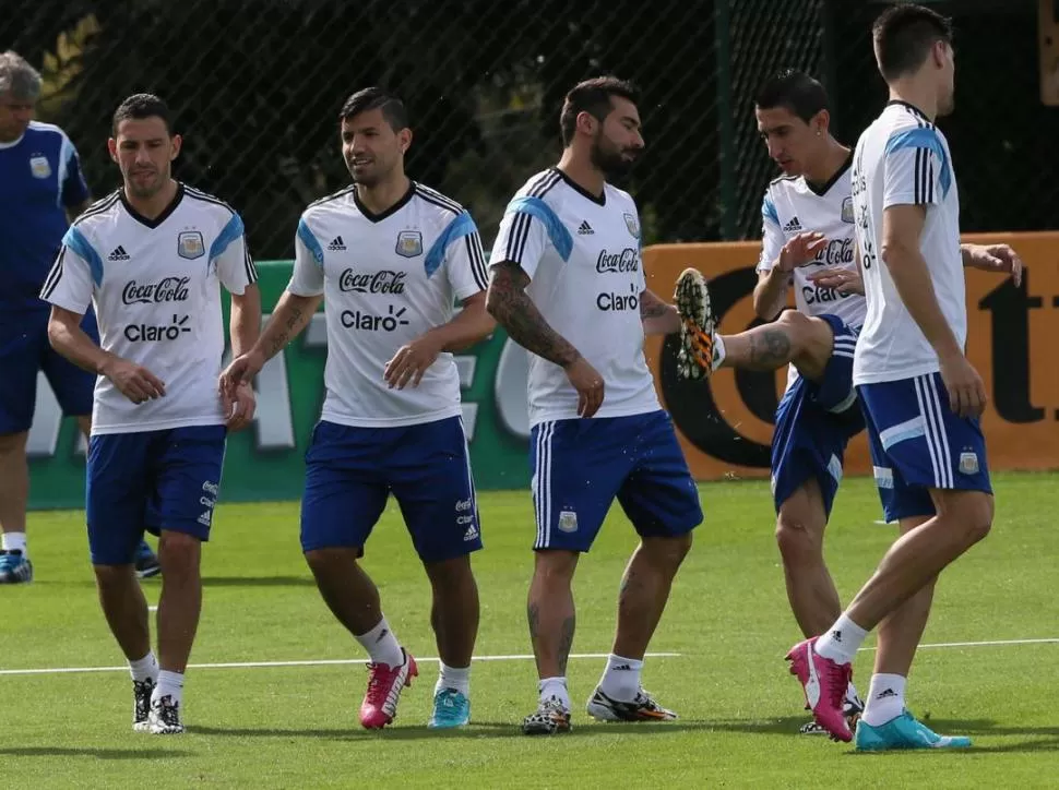 CON LAS ALAS LISTAS. Di María (al centro) se recuperó de un problema muscular y volvió a entrenar con sus compañeros. telam