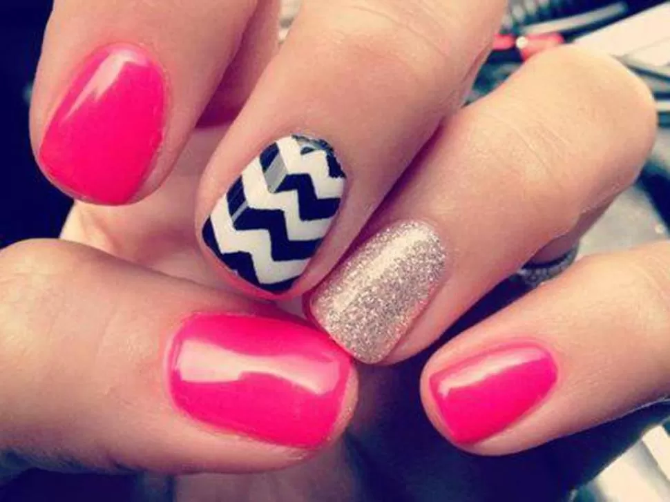 Nail art intercalado con uñas lisas 