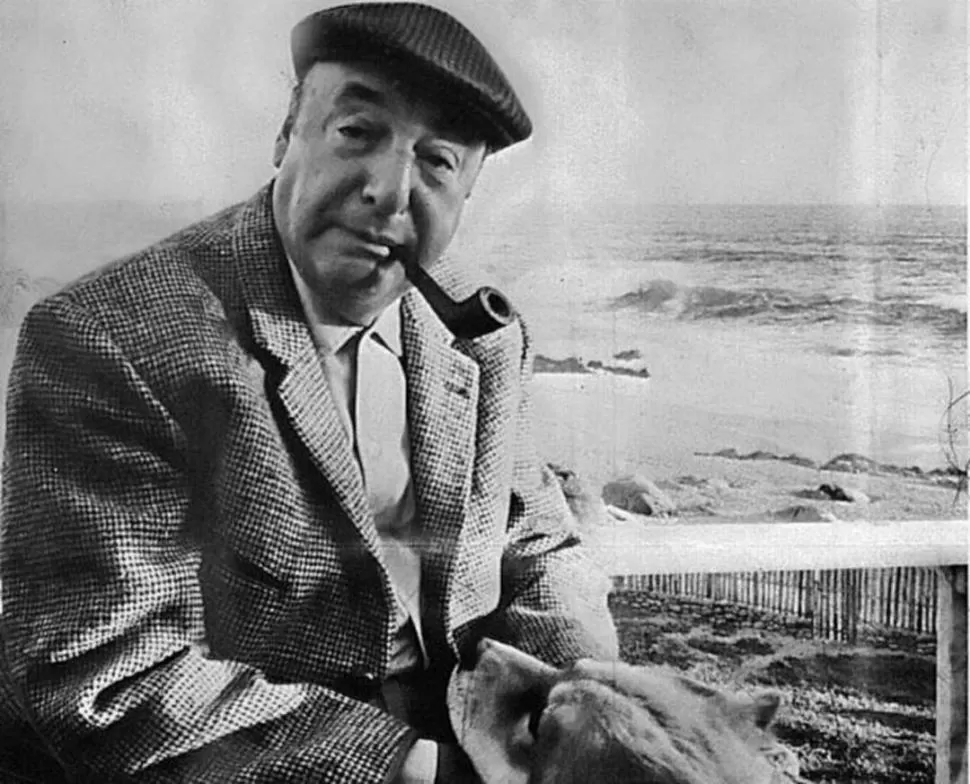 NERUDA. El poeta  chileno, con su casa de la Isla Negra como fondo. publico.pt