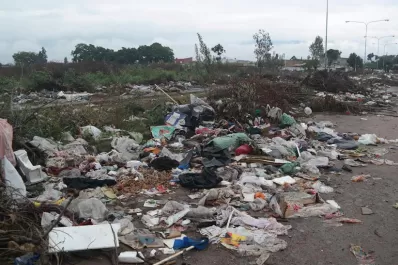 Toneladas de basura bloquean una avenida, en Campo Norte