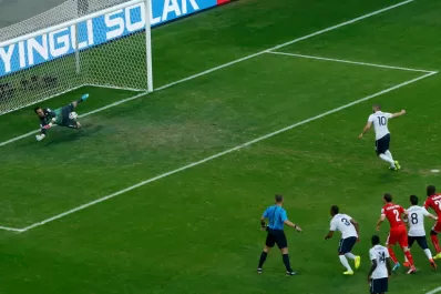 Increíble lo que desperdició Francia: falló un penal y el rebote