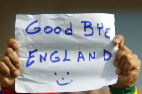 HASTA LA PROXIMA. Un hincha costarricense celebra la eliminación de Inglaterra, decretada por la victoria de su selección. REUTERS