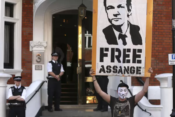 Después de dos años de encierro, se resiente la salud de Assange