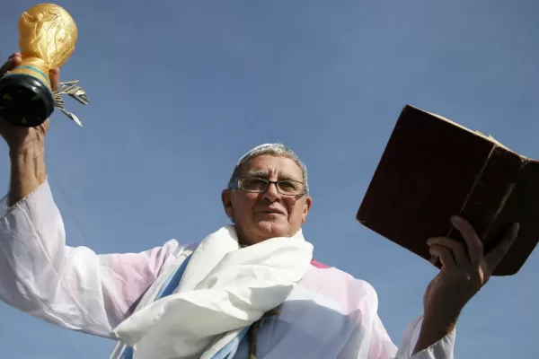 Un doble del Papa hace furor en la concentración argentina