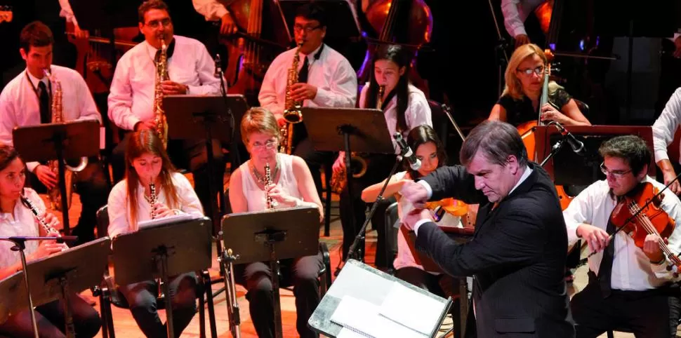 COLOR Y CALOR LATINOS. El maestro García alza la batuta de la Banda para recibir el invierno como corresponde, cantando y bailando. prensa ente cultural de  tucumán