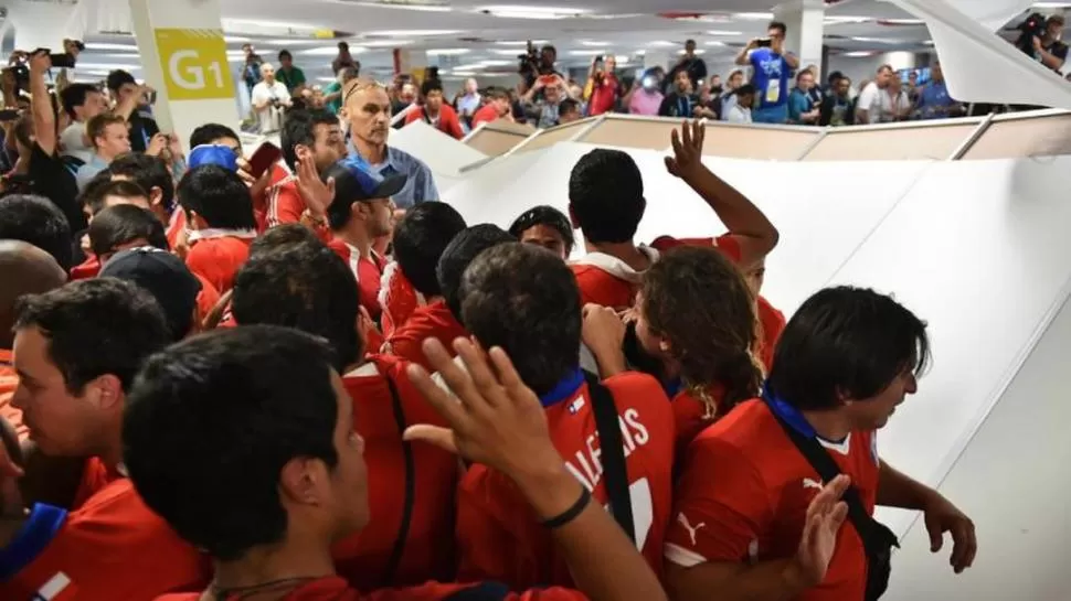VANDALISMO. Además de ingresar sin entradas, los hinchas destrozaron el sector de prensa y robaron algunas pantallas. 
