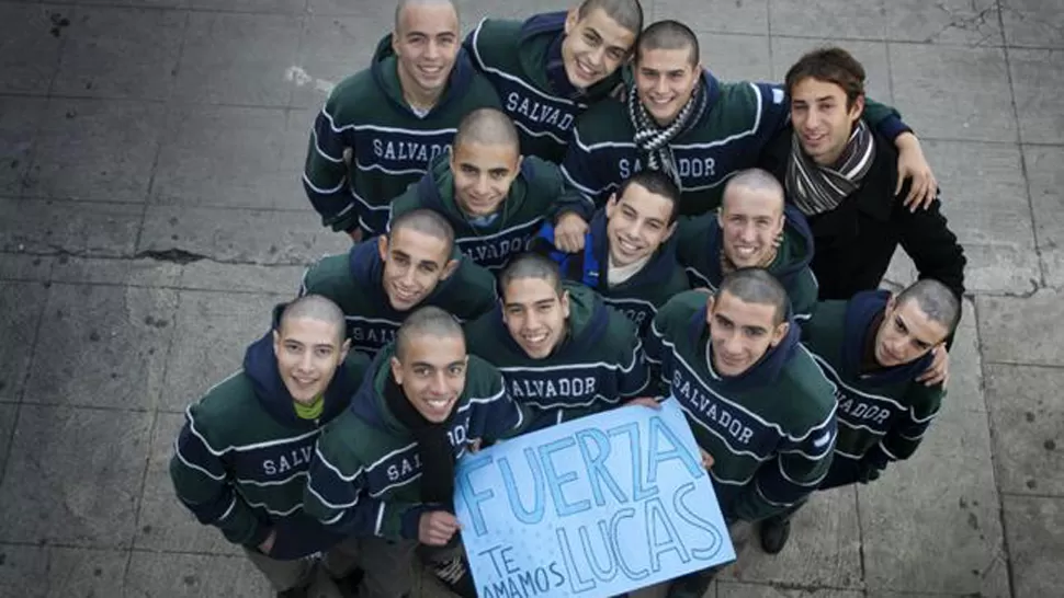 EMOCIONANTE. Los compañeros de Lucas, junto al preceptor de sexto año, en una de las fotos que le mandaron a Lucas. FOTOS TOMADA DE LANACION.COM.AR