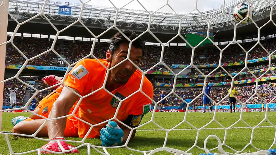 SIN CHANCE. Ruiz hizo inútil el intento de Buffon, que mira derrotado. RUETERS