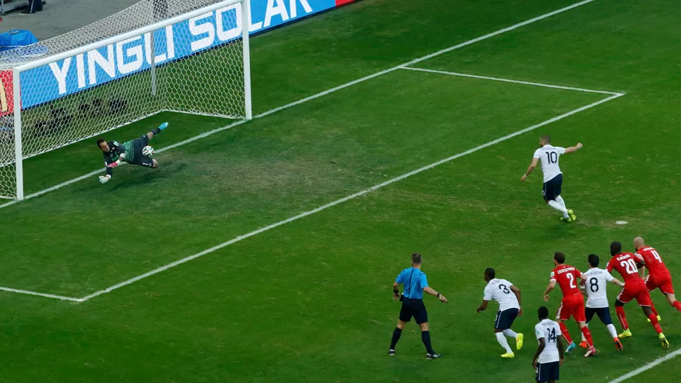 GIGANTE EL ARQUERO. Benzema no pudo inflar la red desde el punto penal. REUTERS