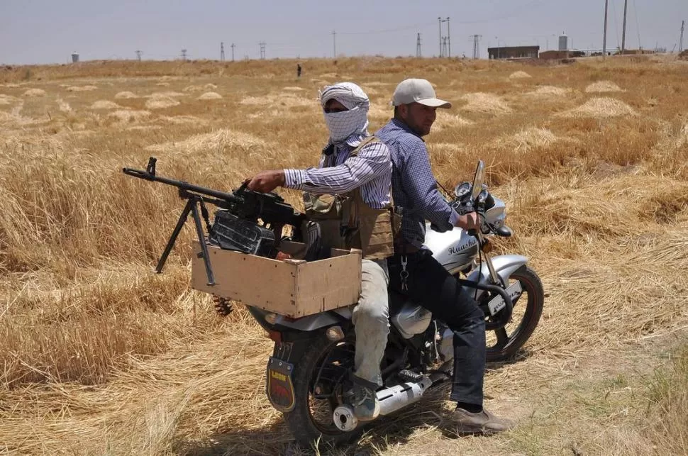 EN KIRKUK. Milicianos chiitas patrullan una zona rural. fotos de reuters