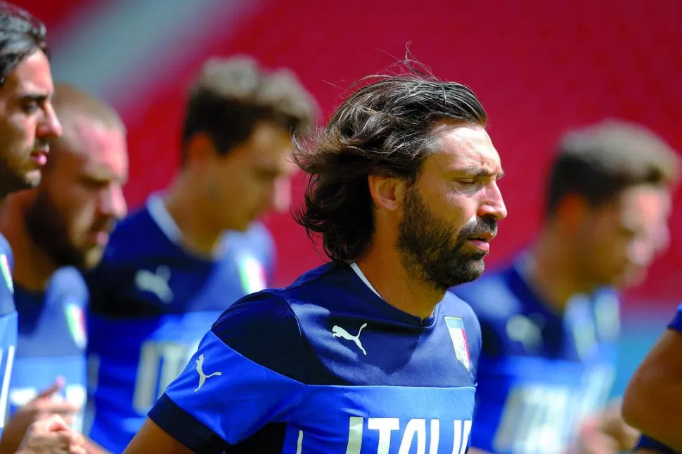 EL DISTINTO. Andrea Pirlo es el hombre que dirige la orquesta italiana. reuters
