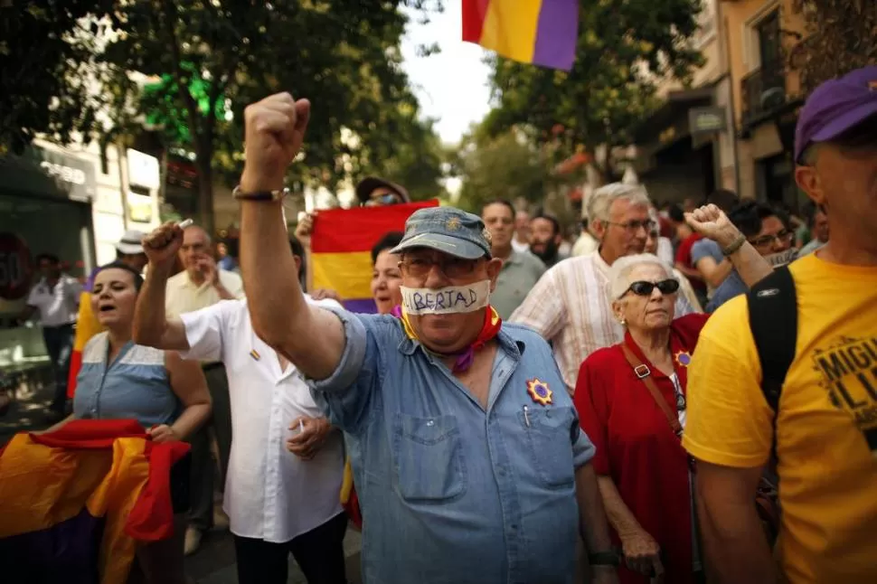 PIDEN LIBERTAD. Un grupo de republicanos protesta en el centro de Madrid.  