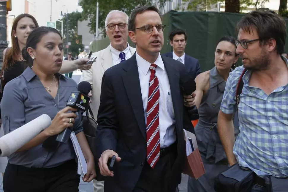 EN NUEVA YORK. Carmine Boccuzzi, uno de los abogados que representa al país, sale de la audiencia con Griesa. reuters