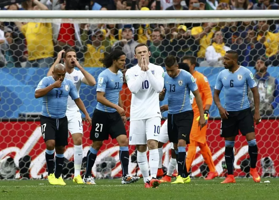 NO LO PUEDE CREER. Wayne Rooney sufre una de las ocasiones que perdió ayer. reuters