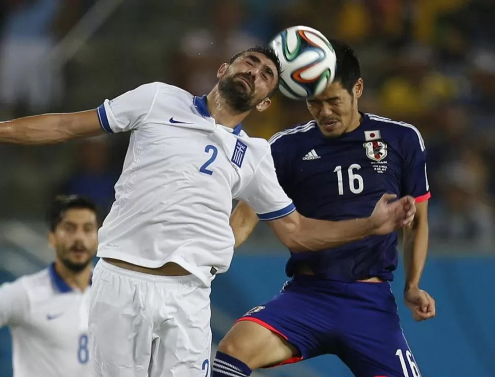 DOBLE CABEZAZO. Maniatis y Yamaguchi, impactan la bola al mismo tiempo. reuters